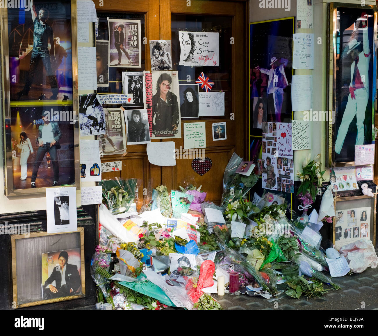 Flowers and tribute messages from Michael Jackson fans outside the Lyric Theatre in London Stock Photo