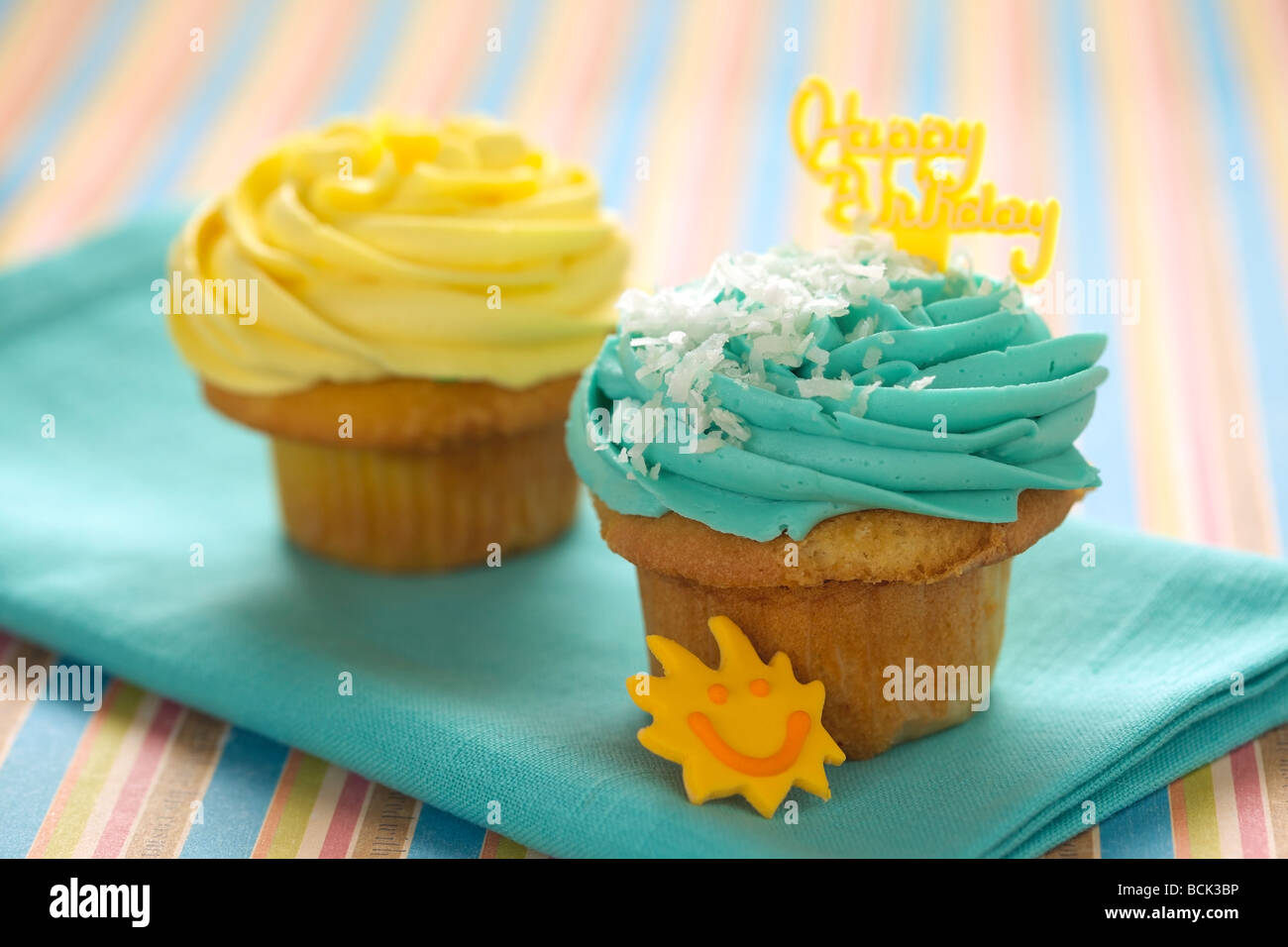 Close-up cupcakes with frosting and sprinkles Stock Photo - Alamy