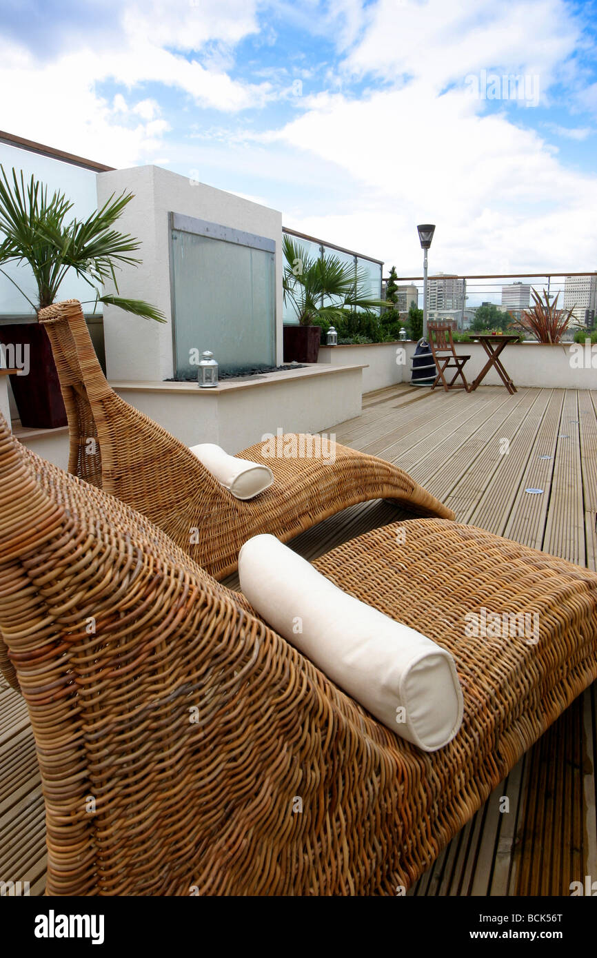 Stunning Alfresco Dining For Industrial Apartments image
