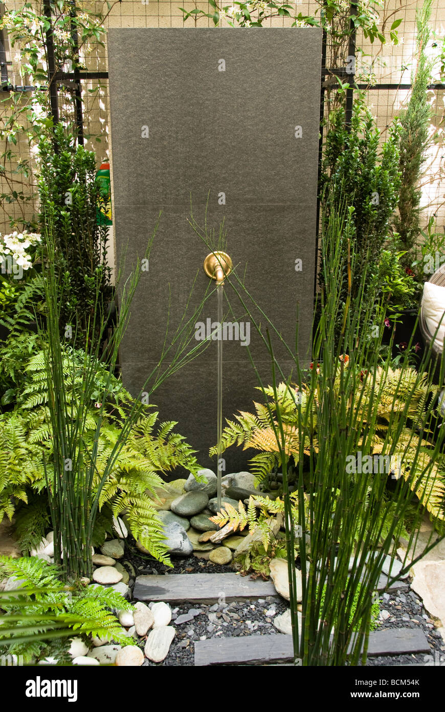 Water fountain garden modern hi-res stock photography and images - Alamy