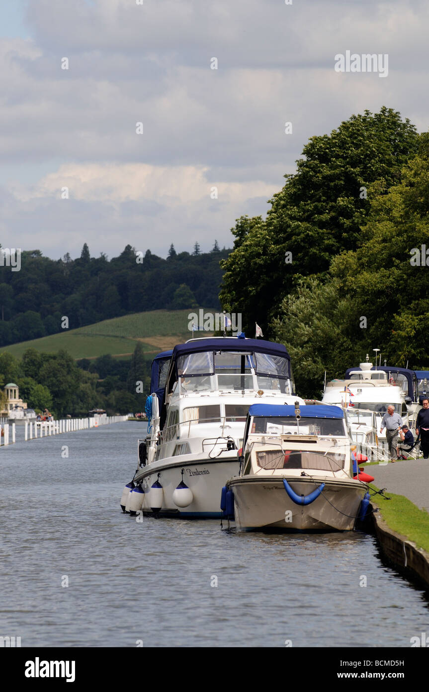Pleasure boat mooring thames hires stock photography and images Alamy