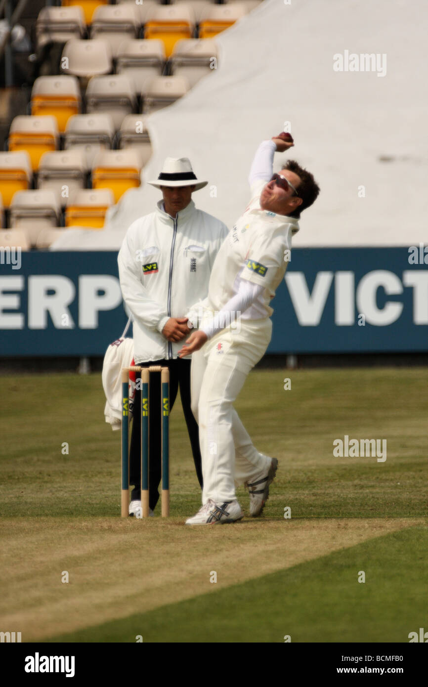 Off-Spin Bowler Robert Croft bowling for Glamorgan in the County Championship Stock Photo