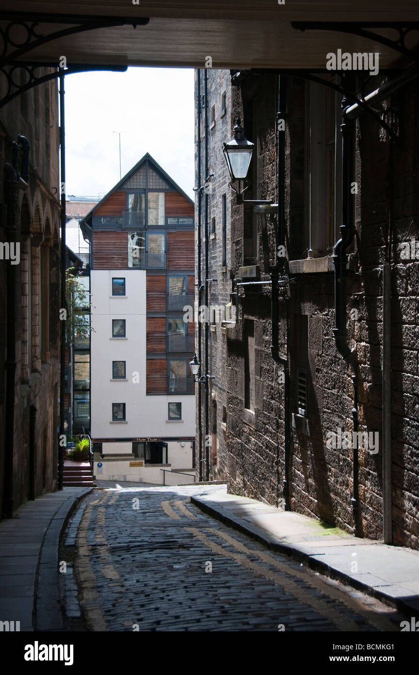 Looking down a close in the Royal Mile in Edinburgh, Scotland Stock ...