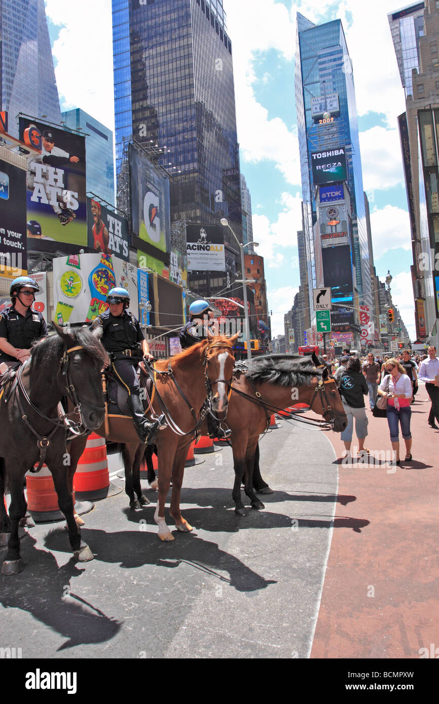 Times square new york city hi-res stock photography and images - Alamy