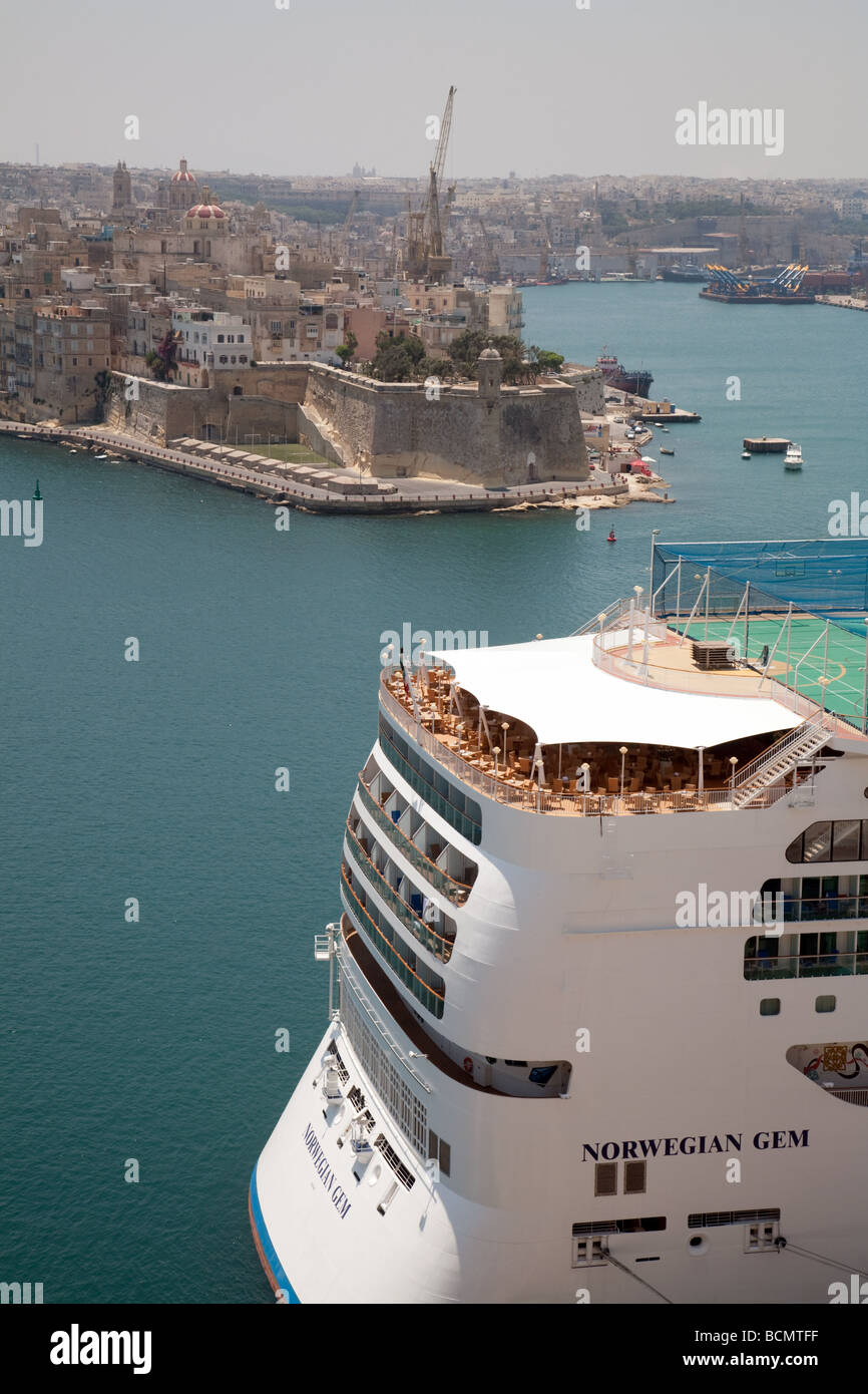 The Norwegian Cruise Line Cruise ship 'Norwegian Gem' in the grand Harbour, Valletta, Malta Stock Photo