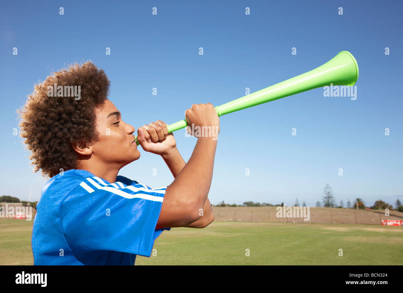 Quick Cheap and Easy Football Horn (Vuvuzela) : 6 Steps