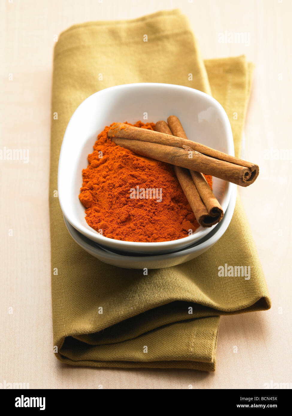 curry powder and cinnamon sticks Stock Photo Alamy