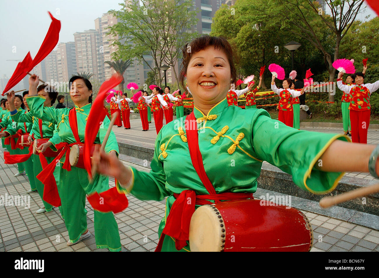 YANAN-CHINA-MAY 25. A local performer does a Ansai waist drum dance. The  performance has a history of 2,000 years Stock Photo - Alamy