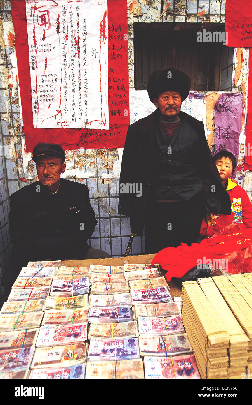 Store selling paper money for people making sacrifice to passed away ancestors, Mizhi, Shaanxi Province, China Stock Photo