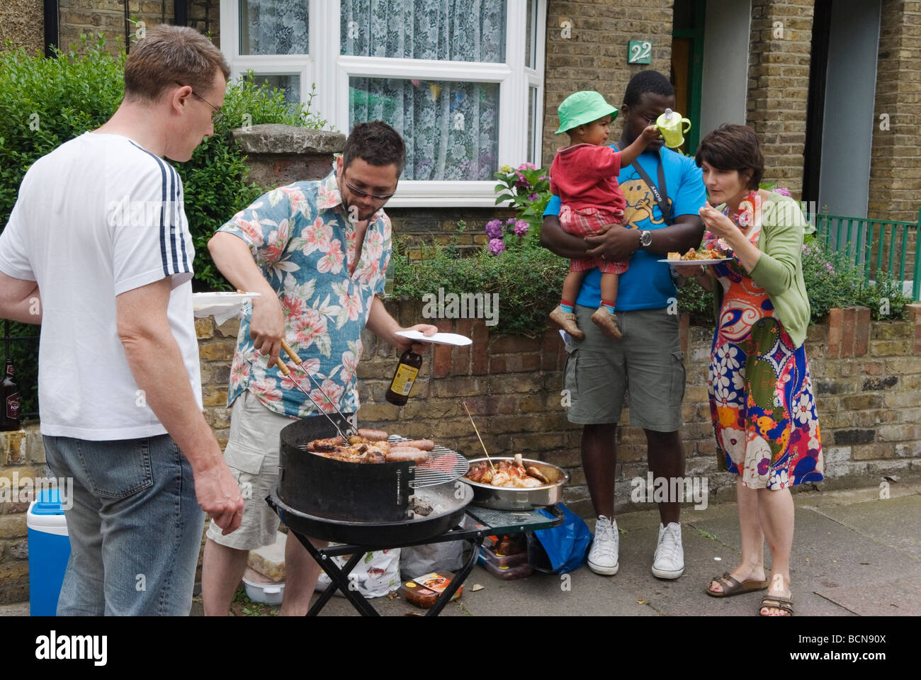 Neighbours Uk at Street Party The Big Lunch an Eden community project to help bring about community cohesion. Making new friends. London  2000s 2009 Stock Photo