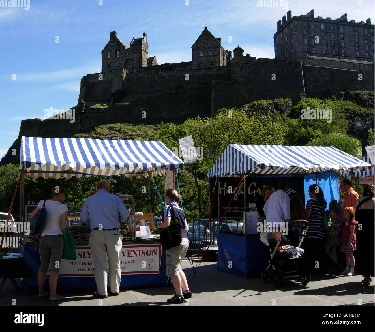 Farmers market at Edinburgh with the castle Stock Photo Alamy