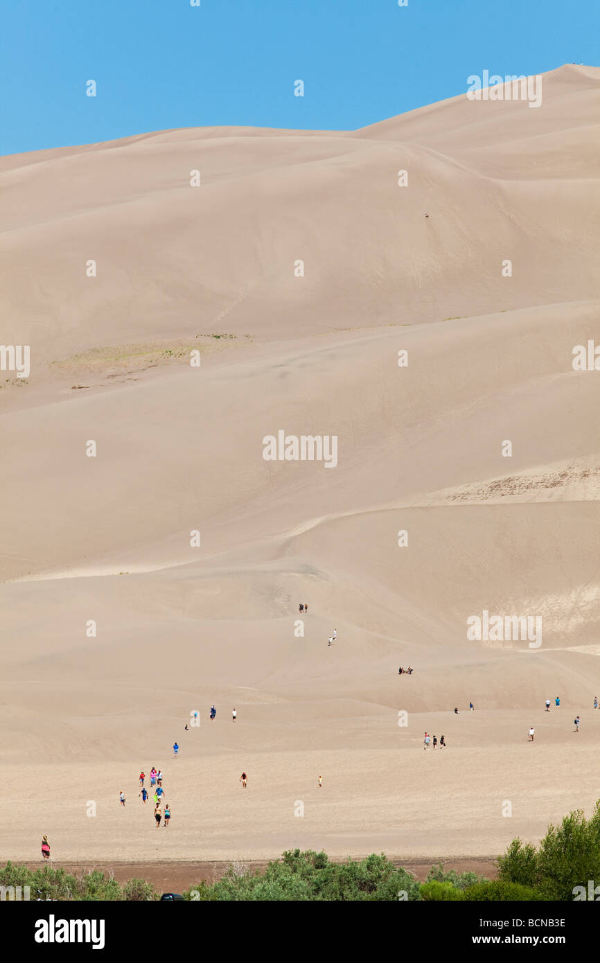 Mosca Colorado People hike on sand dunes in Great Sand Dunes National Park Stock Photo