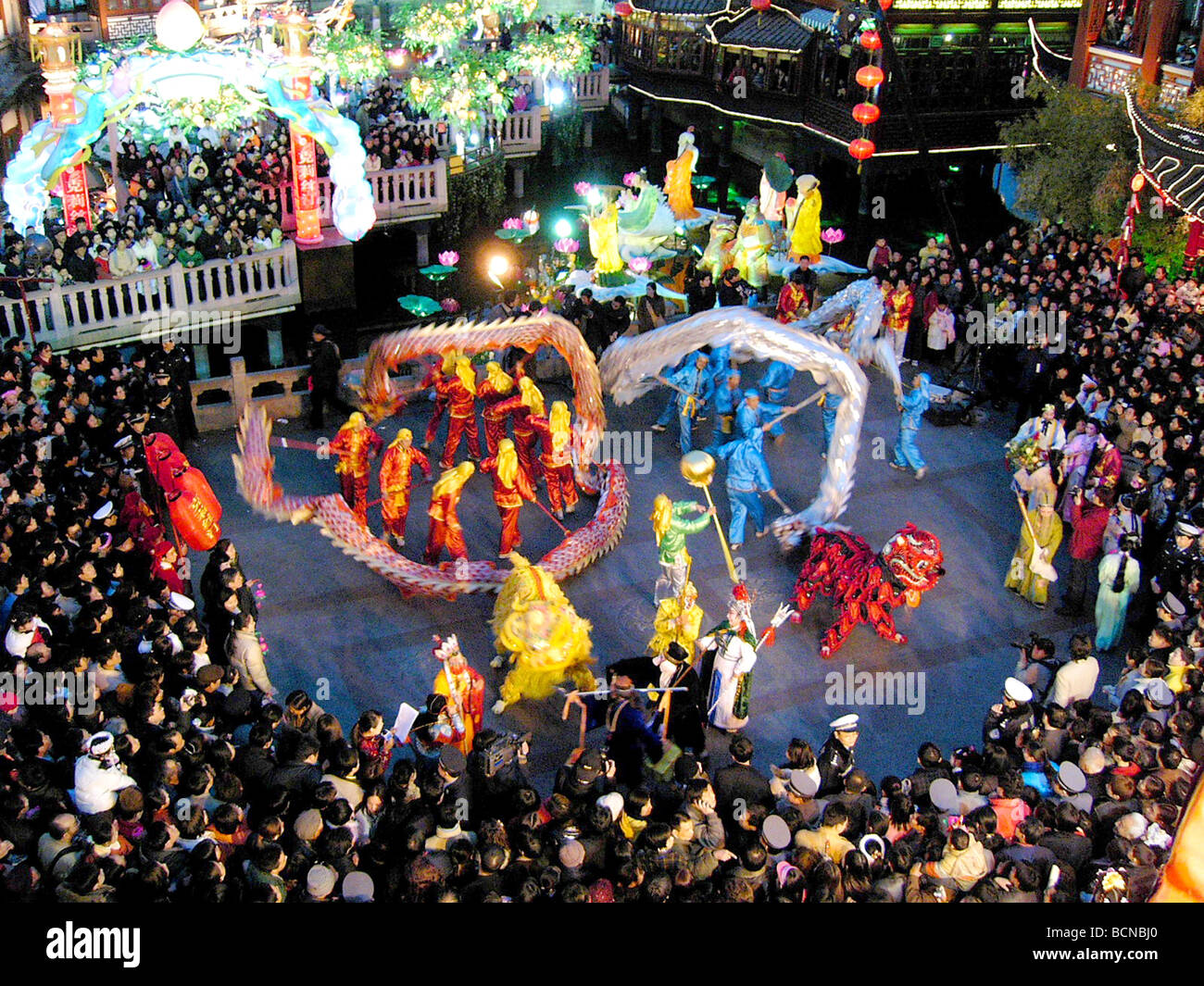 People watch dragon dance performance during Chinese New Year ...