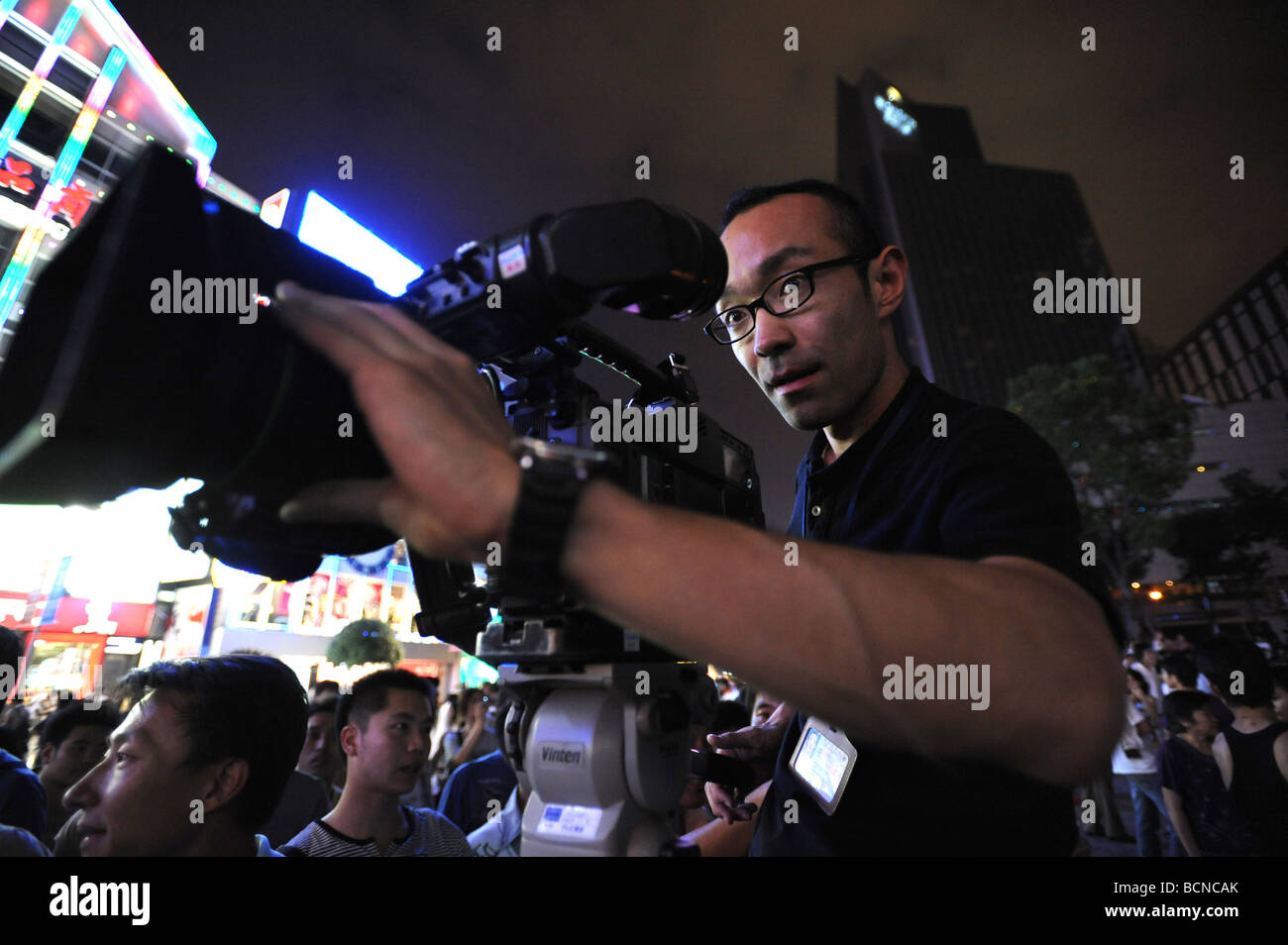 TV crew shooting footages on Najing Road, Shanghai, China Stock Photo