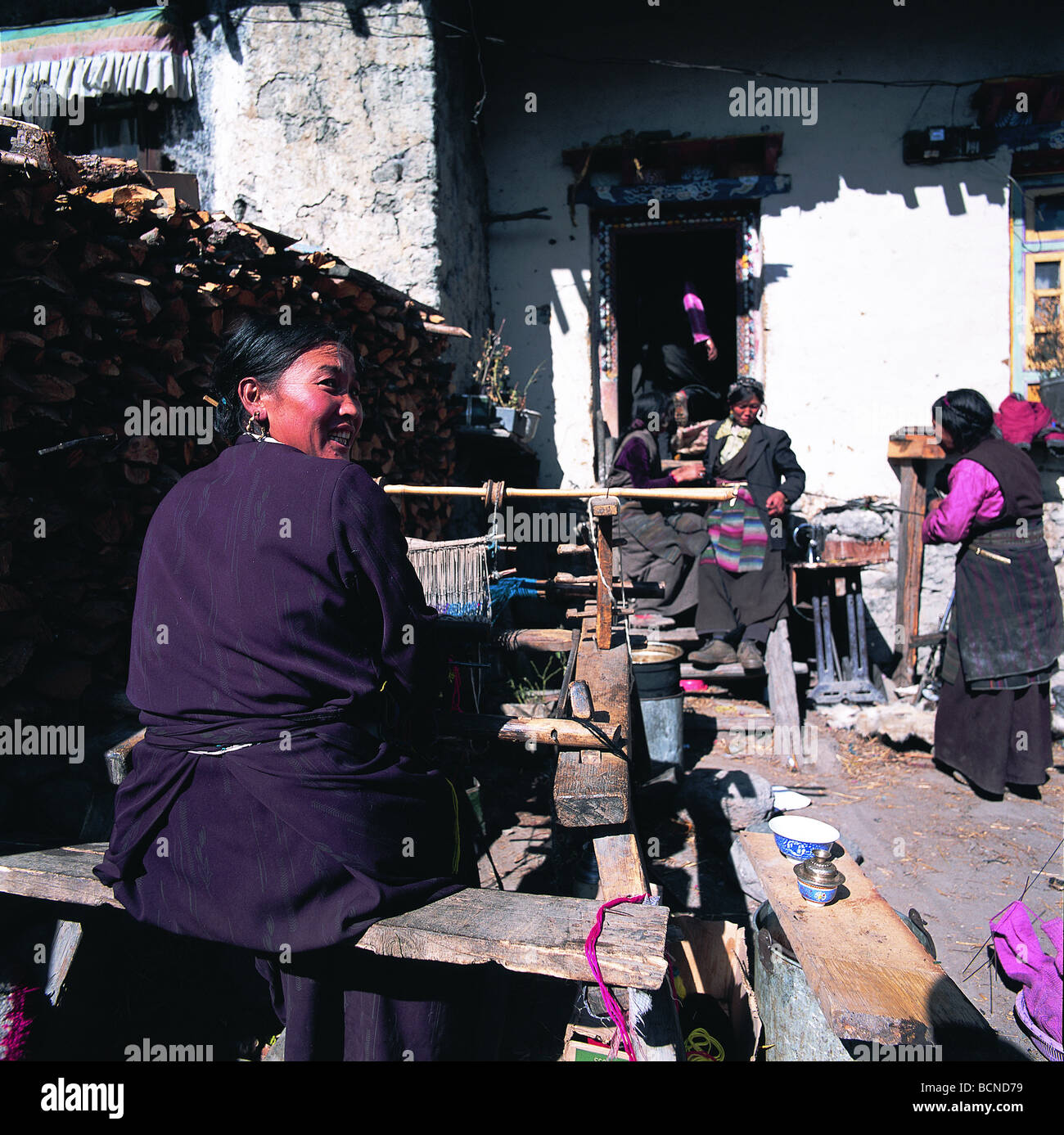 Tamang ethnic minority women weaving rugs, Gyirong County, Shigatse Prefecture, Tibet, China Stock Photo