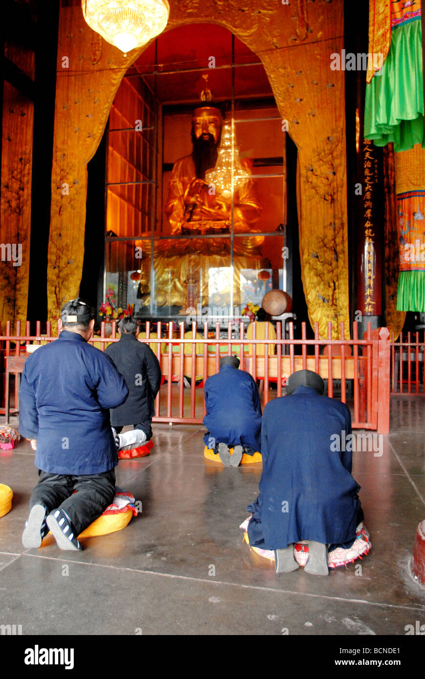 Worshipers and Taoist monks praying before Taoist deity Lu Dongbing, Qingyang Temple, Chengdu, Sichuan Province, China Stock Photo