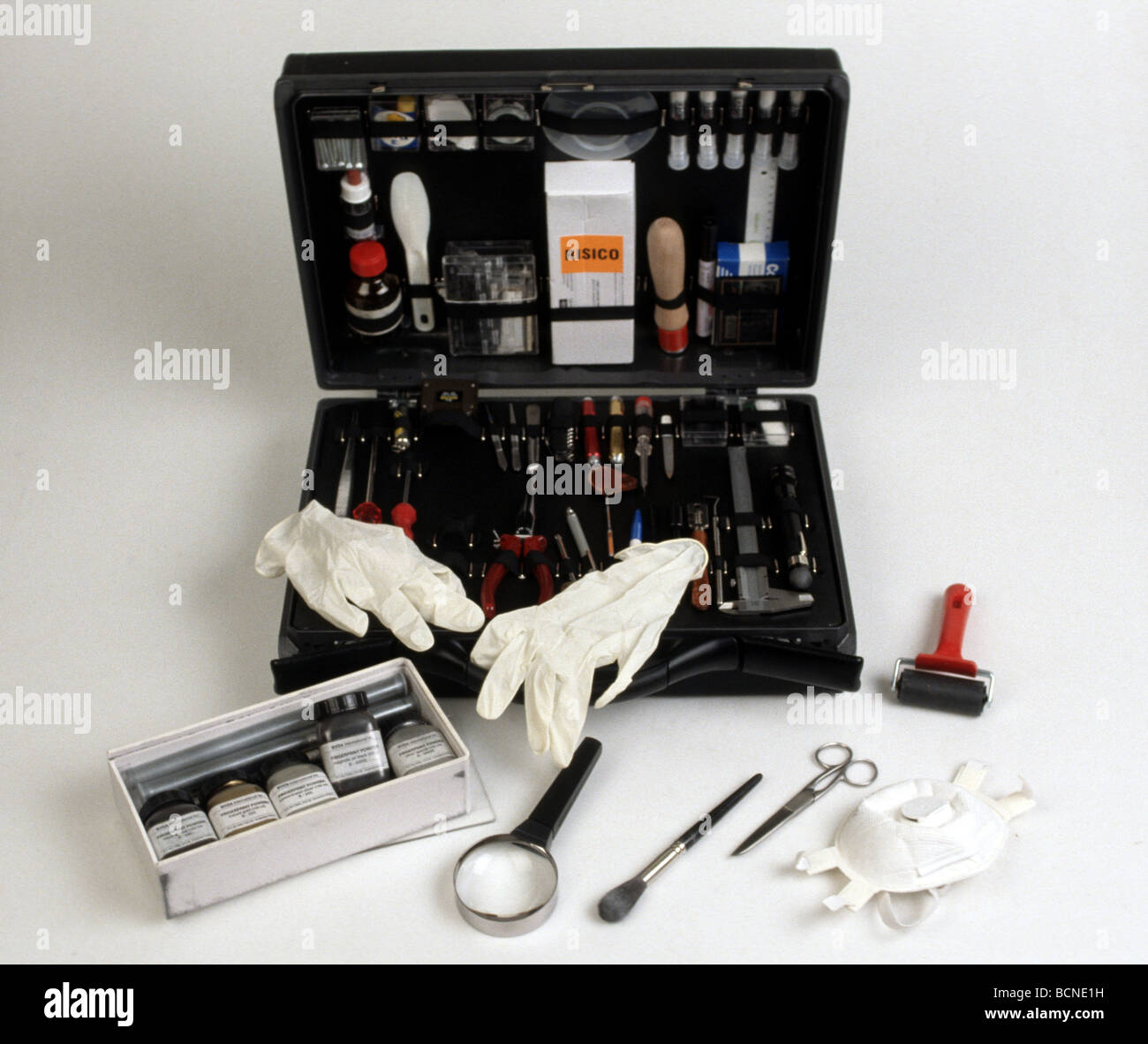 Detective suitcase hires stock photography and images Alamy