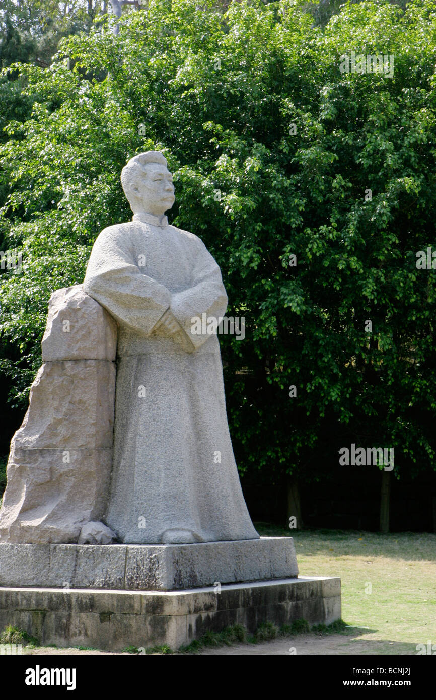Statue of famous Chinese writer Lu Xun, Xiamen University, Xiamen, Fujian Province, China Stock Photo