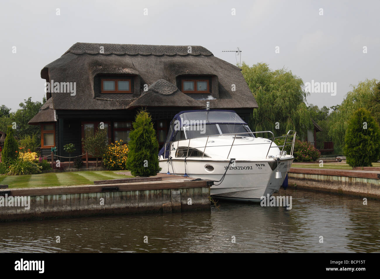 waterside home river bure norfolk broads Stock Photo Alamy