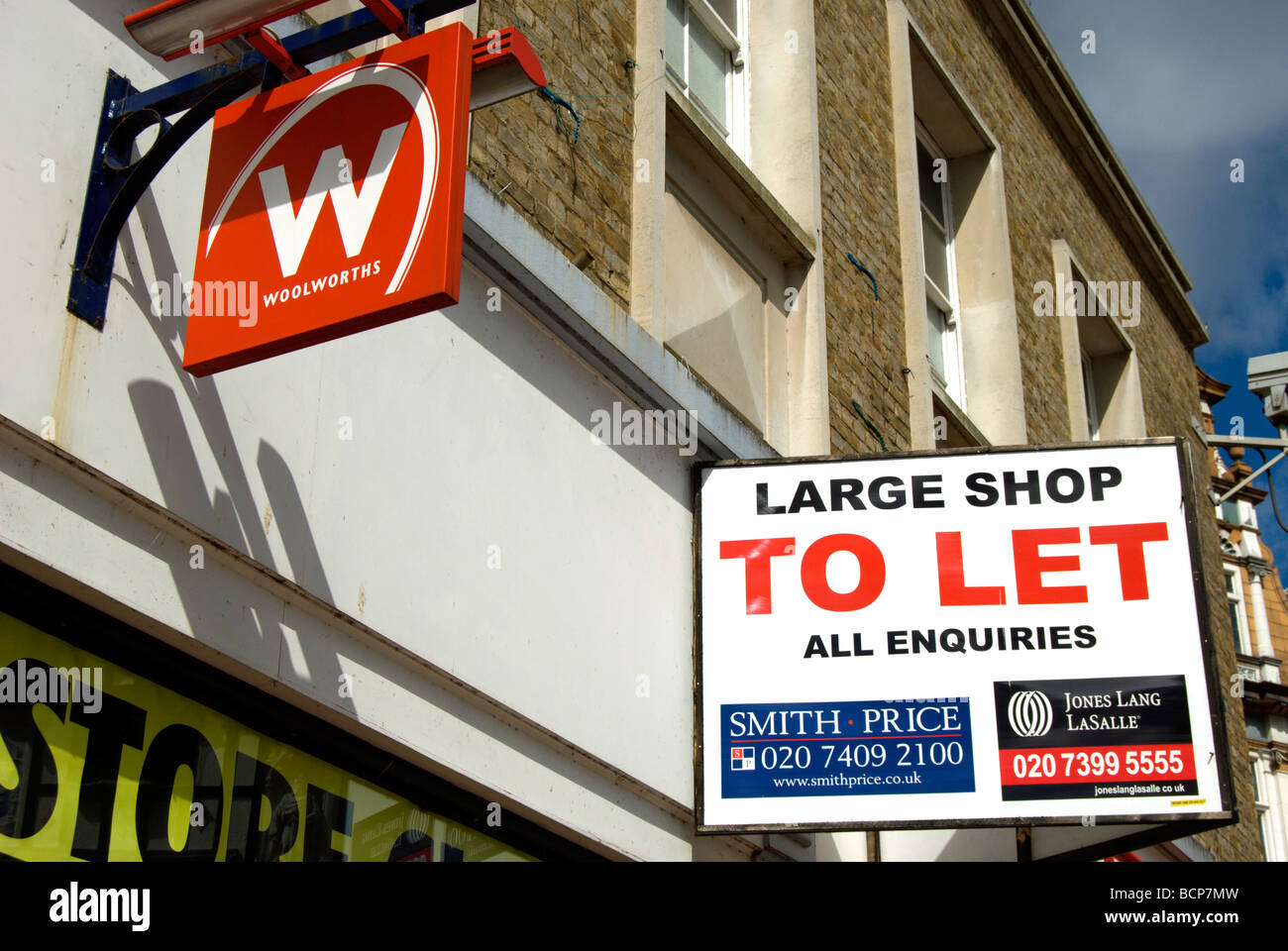 large shop to let sign at a branch of the former woolworths store in kingston upon thames, surrey, england Stock Photo