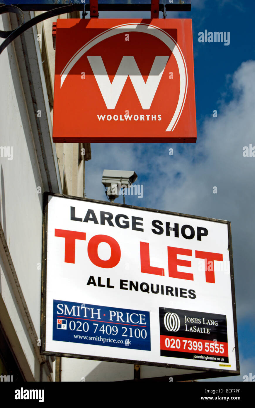 large shop to let sign at a branch of the former woolworths store in kingston upon thames, surrey, england Stock Photo