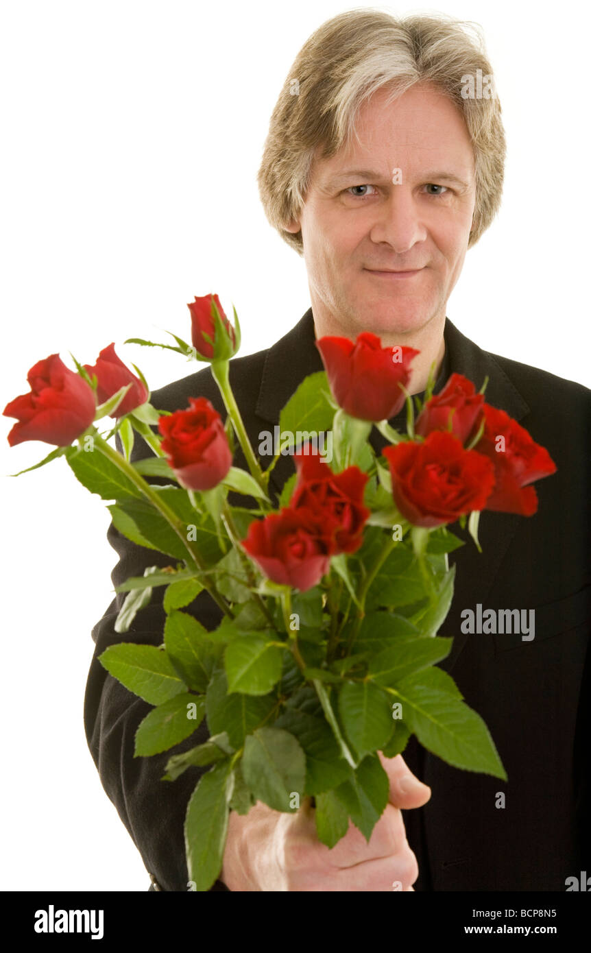 Mann hält einen Strauß roter Rosen Stock Photo