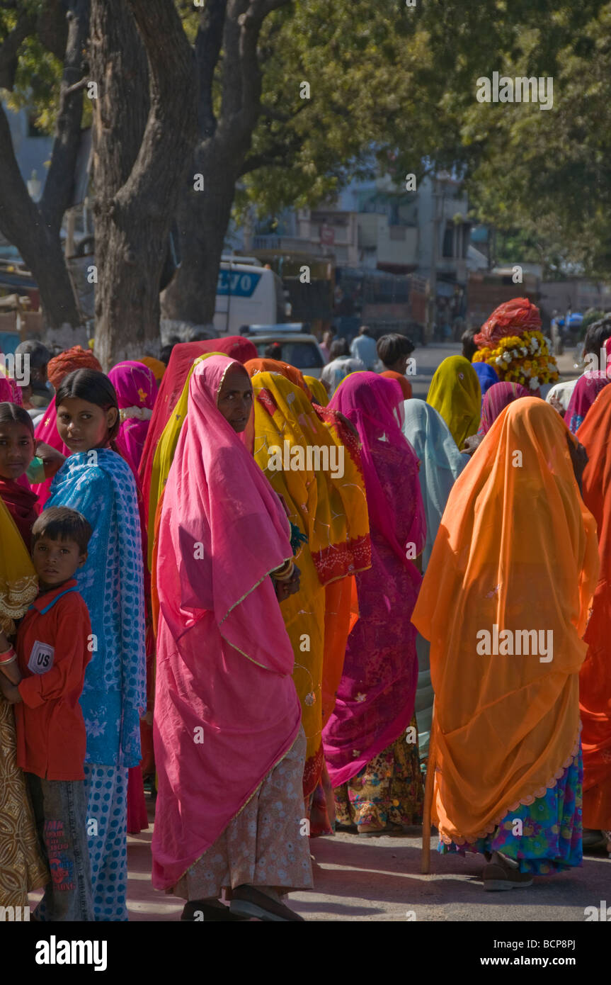 Indian Wedding Procession Bride And Groom Indian Women Dressed In