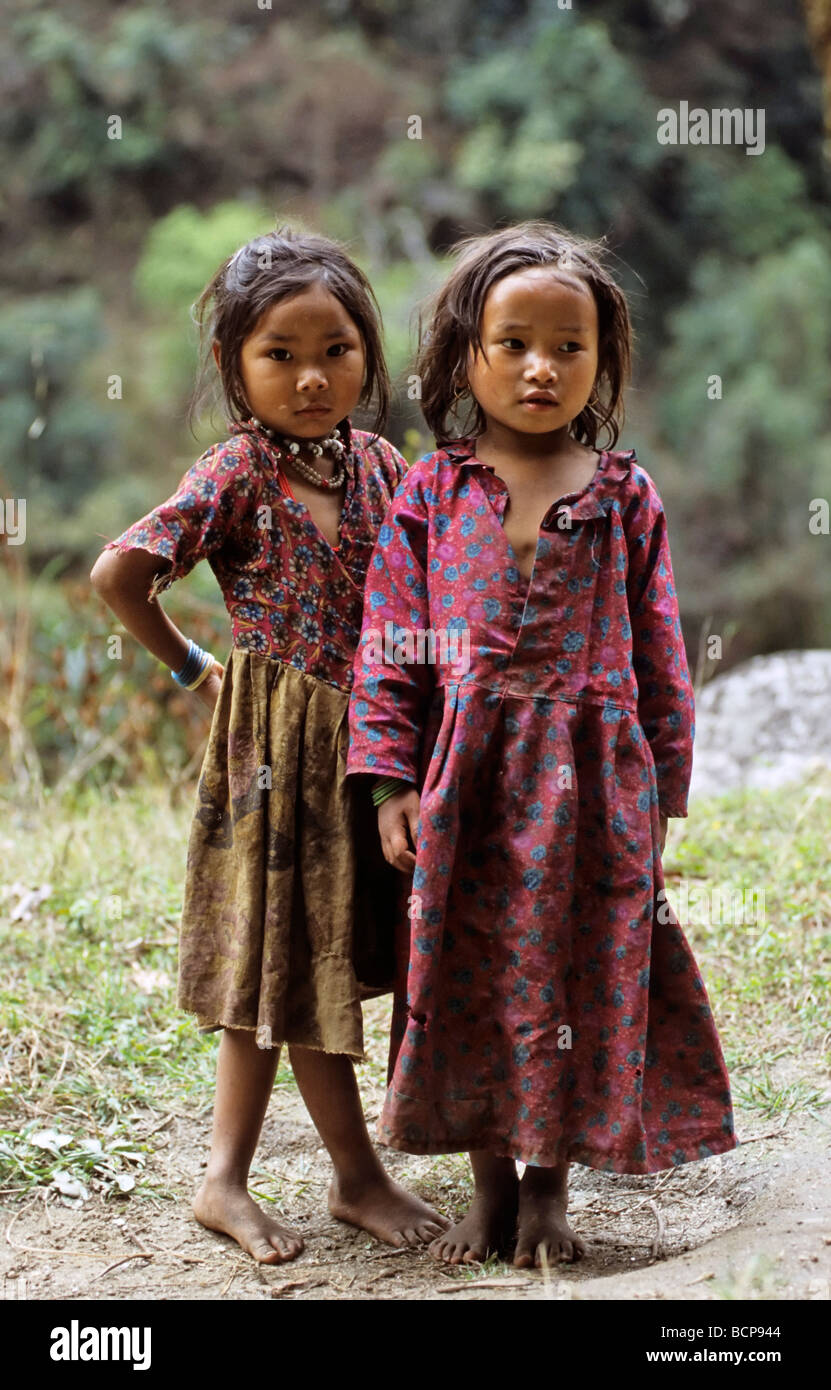 paar nepalesinnen im rolwalingtal maedchen landbevoelkerung pair of female nepalese girls native nepal rolwaling valley Stock Photo