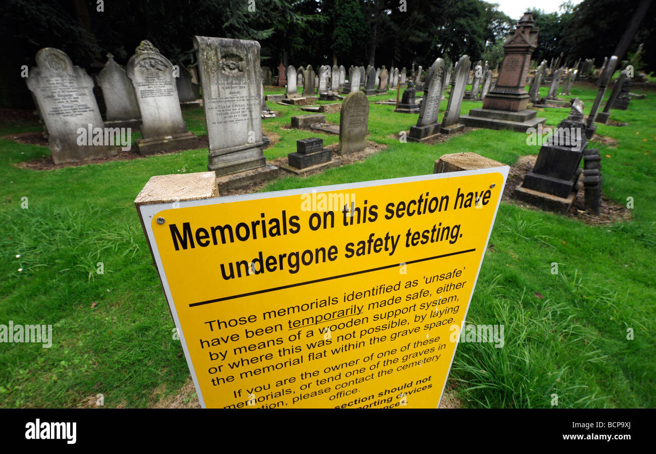 A SAFETY TESTING NOTICE WITHIN A BRITISH CEMETERY STATING THAT MEMORIALS HAVE UNDERGONE SAFETY TESTS Stock Photo