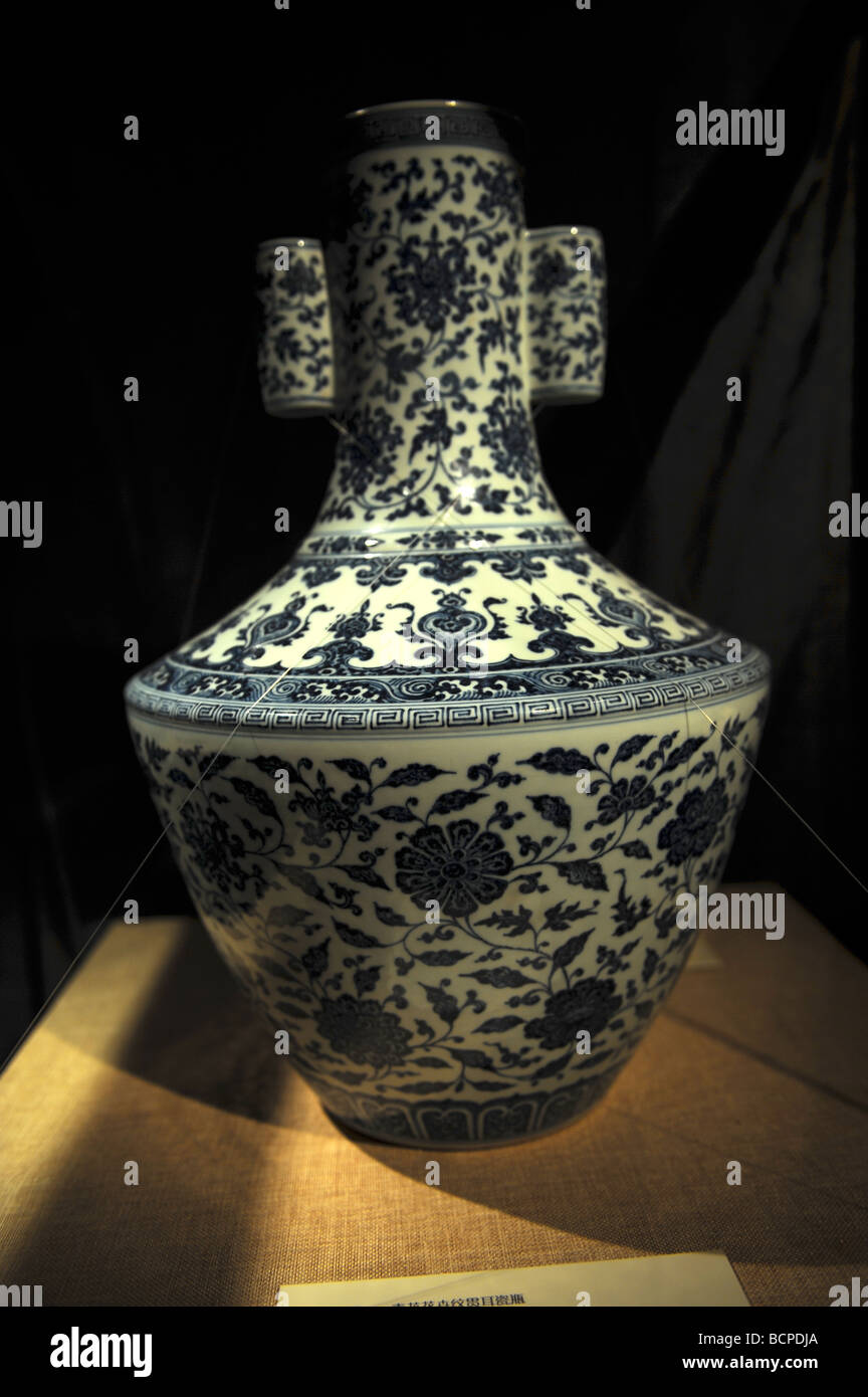 Blue and white porcelain vase with flower pattern from Yongzheng period in Qing Dynasty, Capital Museum, Beijing, China Stock Photo