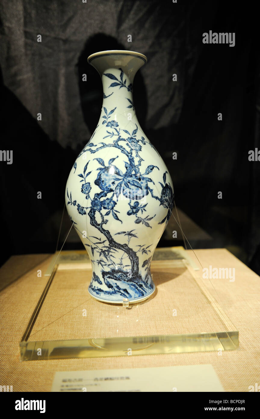 Blue and white porcelain vase with peach and bat pattern from Yongzhen period in Qing Dynasty, Capital Museum, Beijing, China Stock Photo