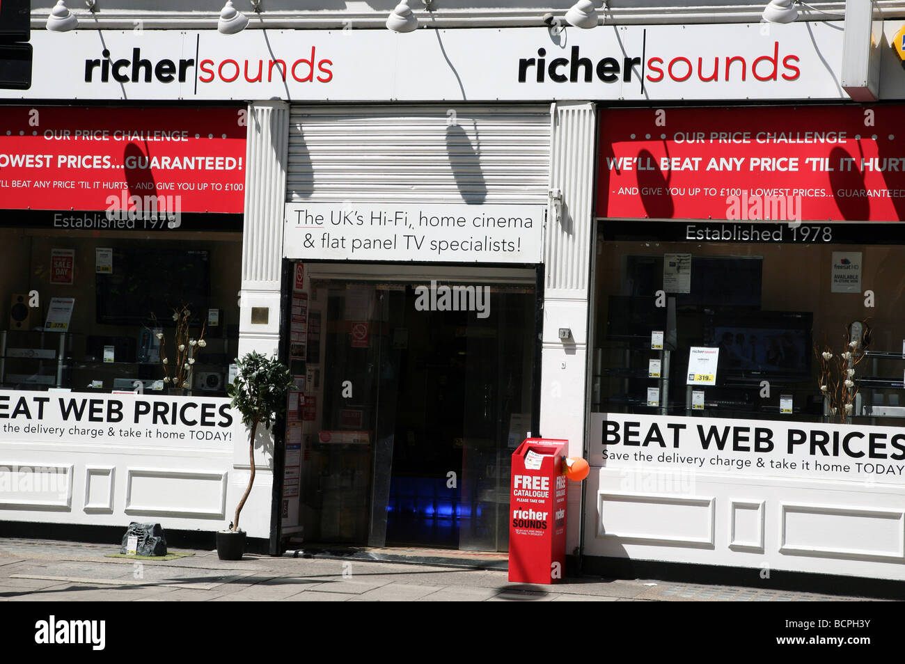 Branch of Richer Sounds electronics store, London Stock Photo