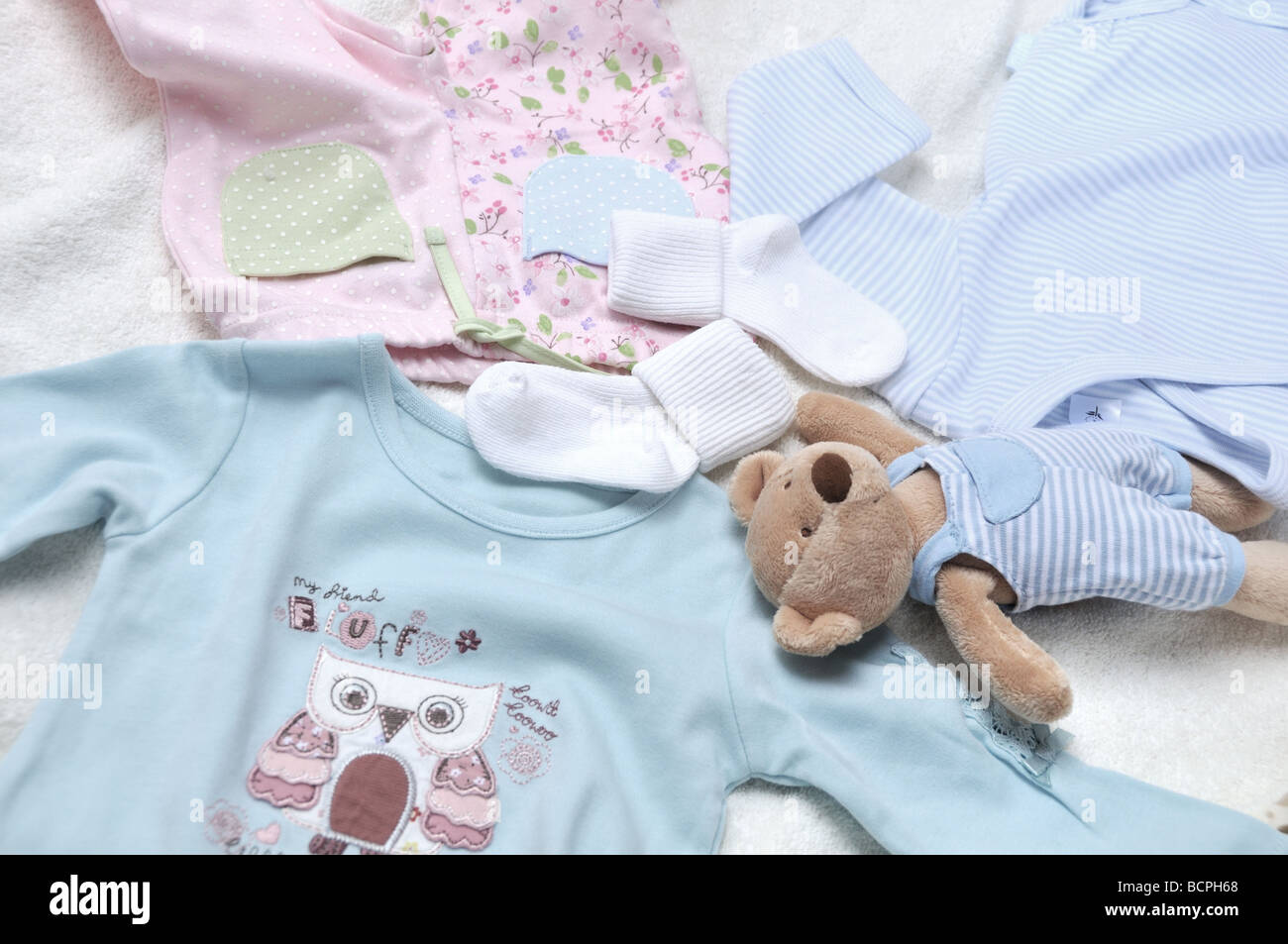 Close up of baby clothes with traditional teddy bear Stock Photo - Alamy