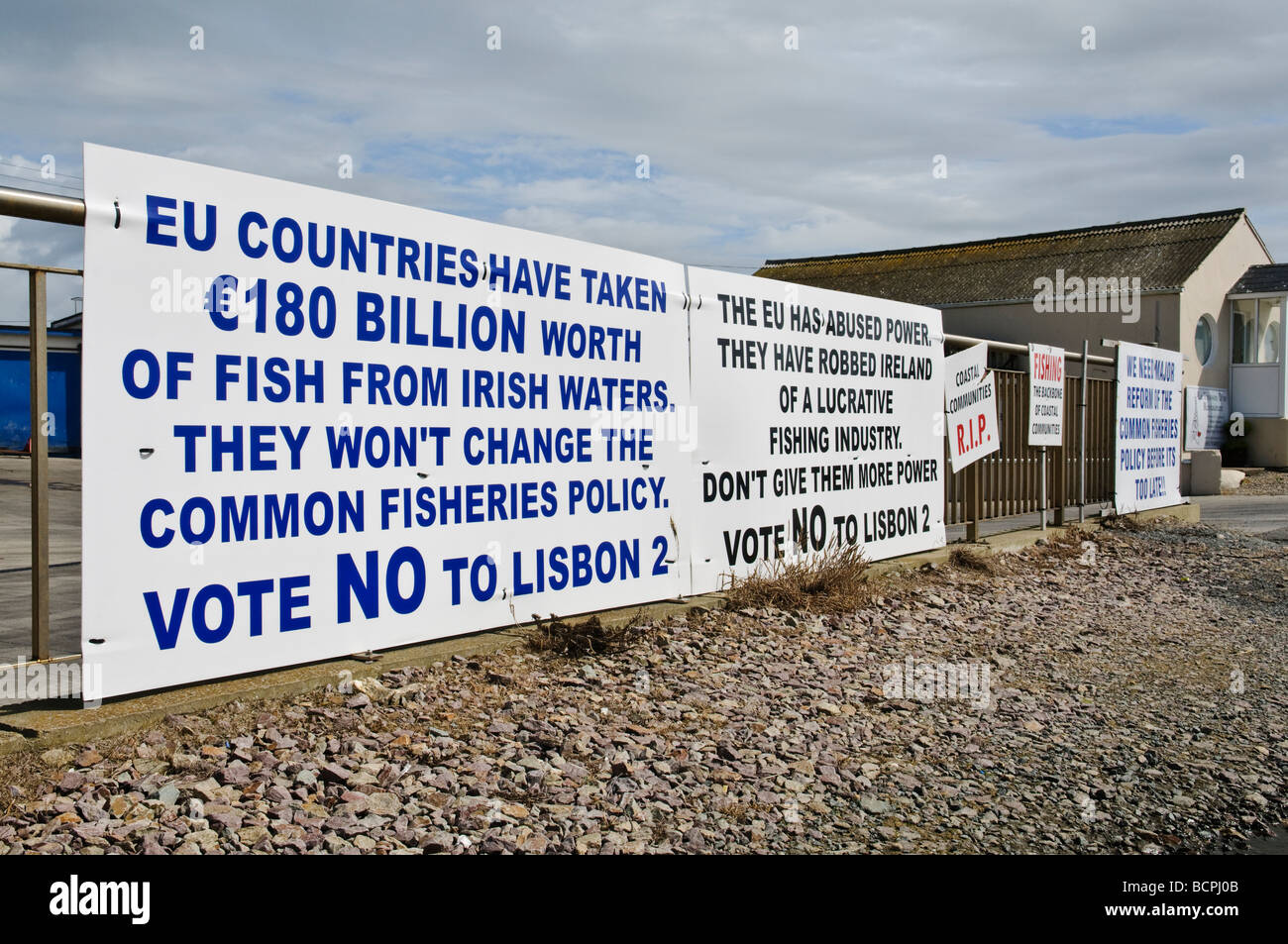 Signs outside a fishery protesting against the Lisbon Treaty because of the Common Fisheries Policy Stock Photo
