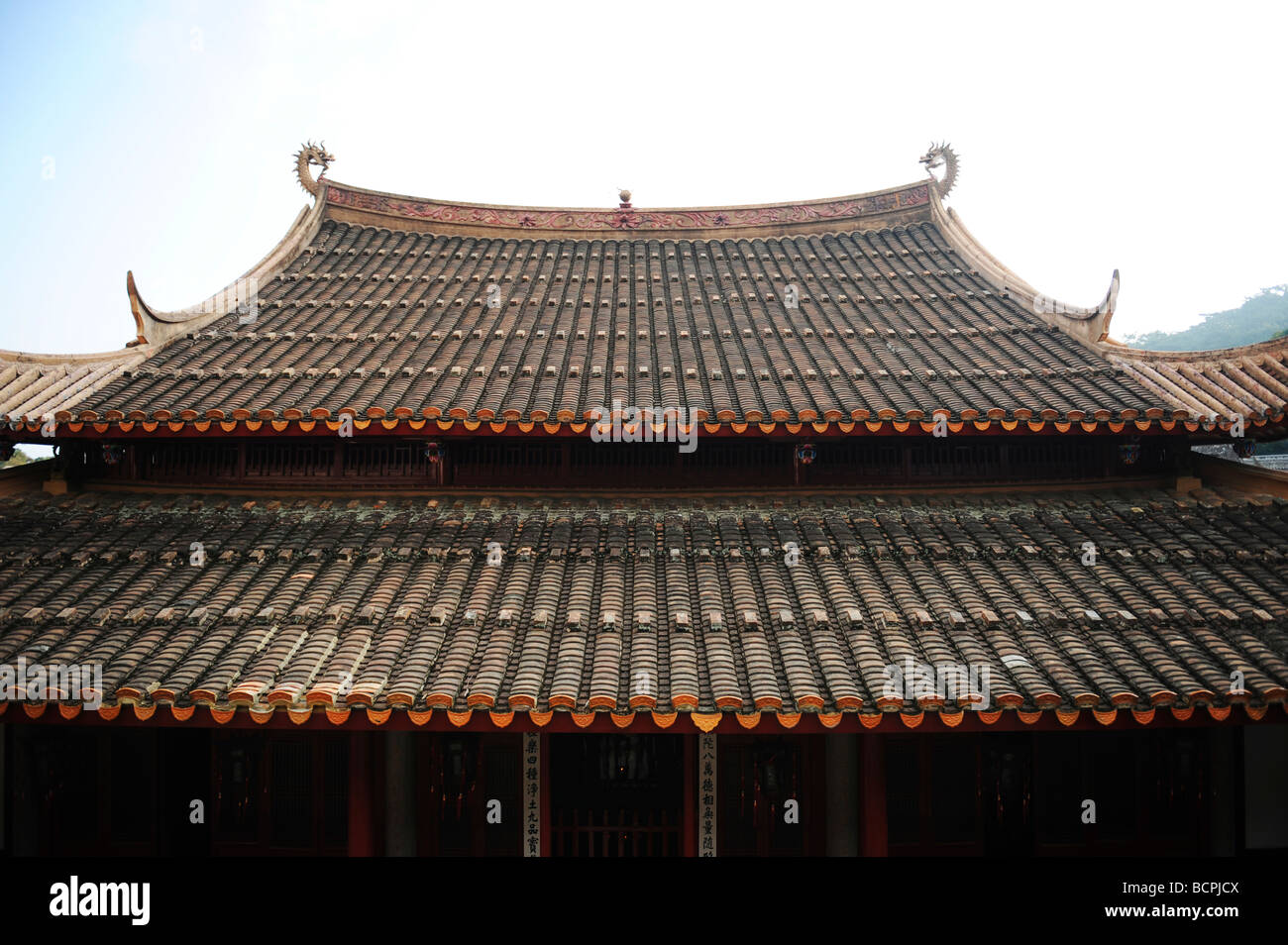 Tiled roof of The Mahavira Palace, Gushan Yongquan Temple, Fuzhou, Fujian Province, China Stock Photo