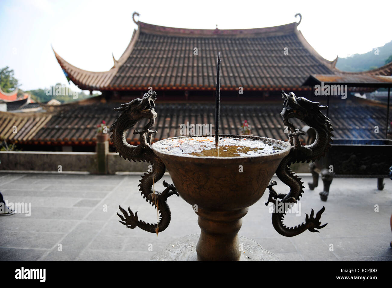 Tiled roof of The Mahavira Palace and candle holder, Gushan Yongquan Temple, Fuzhou, Fujian Province, China Stock Photo