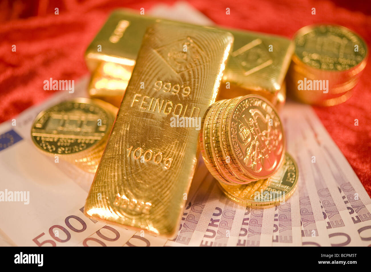 Gold und 500 Euro Scheine Gold and Euro Banknotes Stock Photo