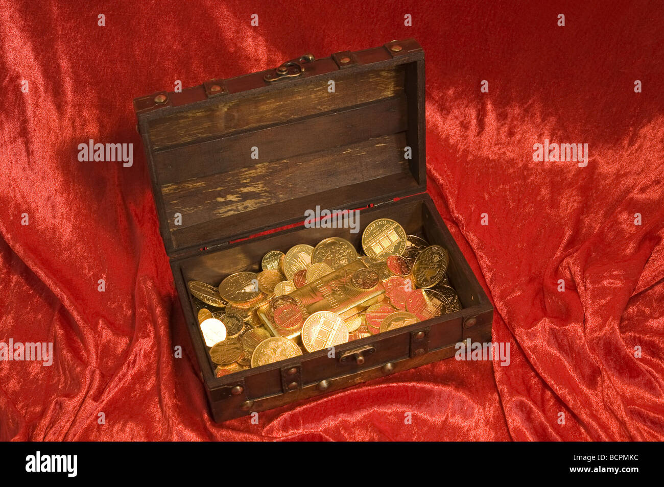 Treasure chest gold hi-res stock photography and images - Alamy