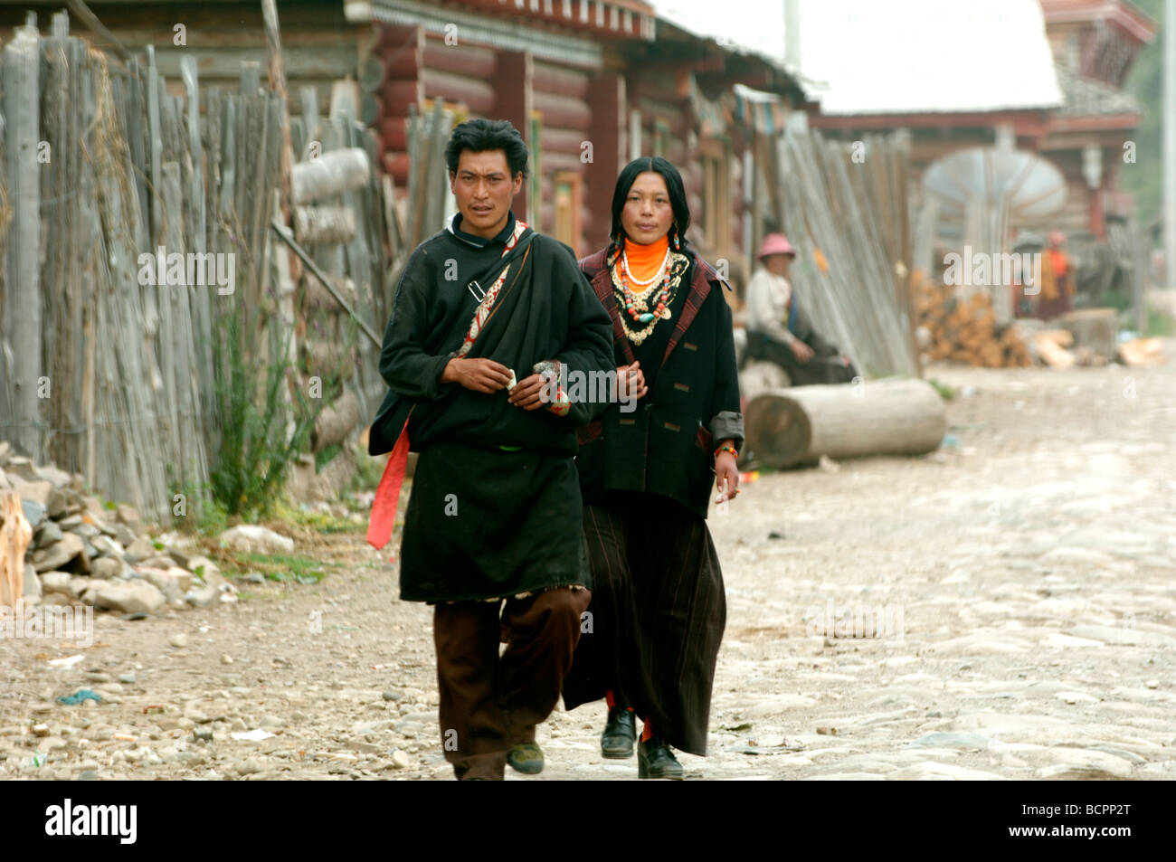 Tibetan couple wearing a mixture of modern and tradtional Tibetan clothing, Garzê Tibetan Autonomous Prefecture, Sichuan Stock Photo