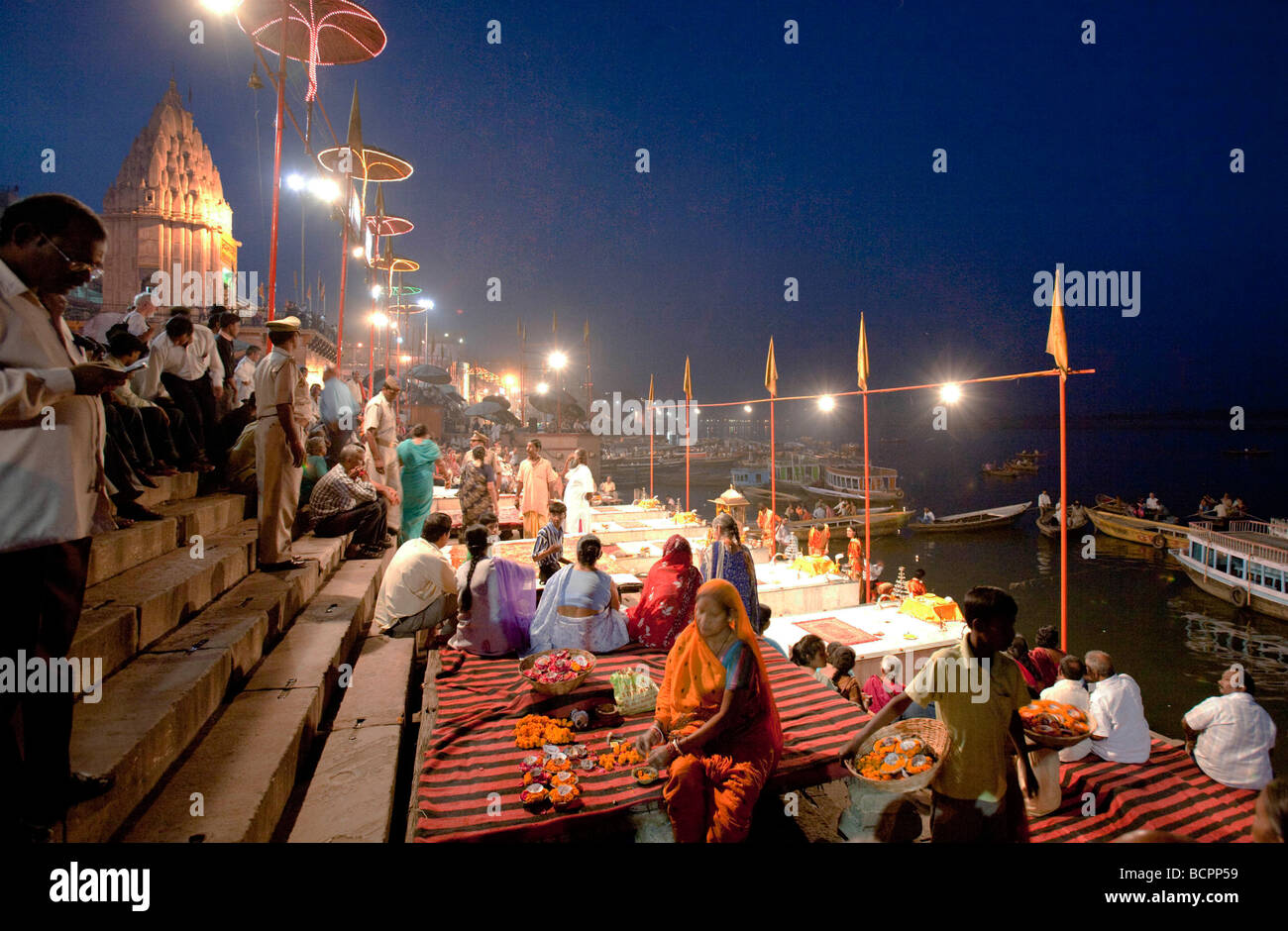 ganga-aarti-evening-dawn-nightime-ceremony-at-the-dasaswamedh-ghat