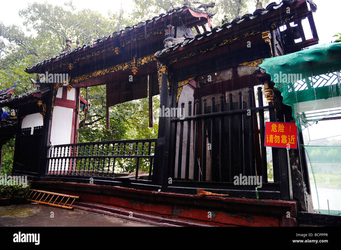 Damaged ancient structures in Dujiangyan historial sites after May 12th ...