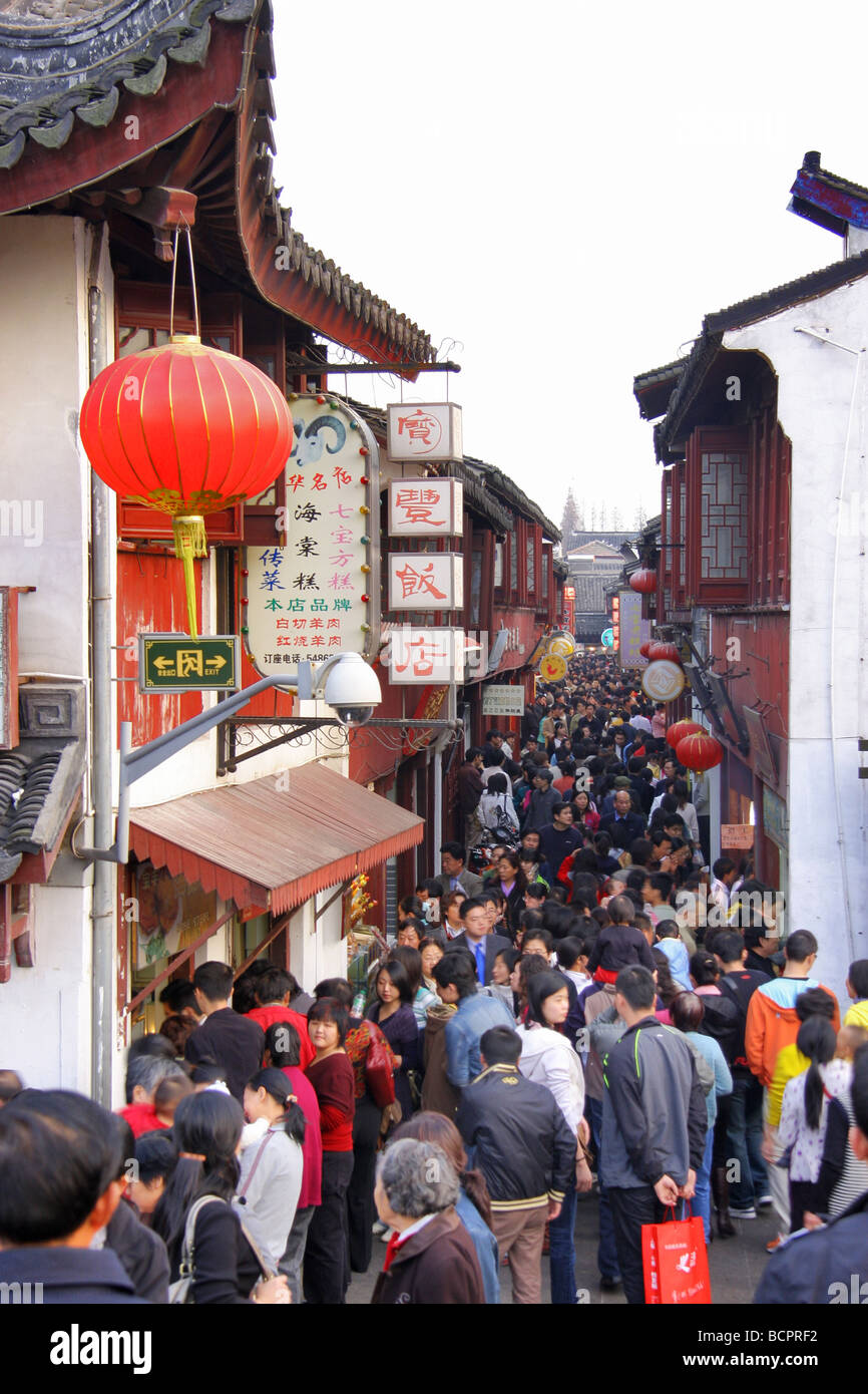 Tourists crowding the narrow alley of Qibao Ancient Town, Shanghai ...