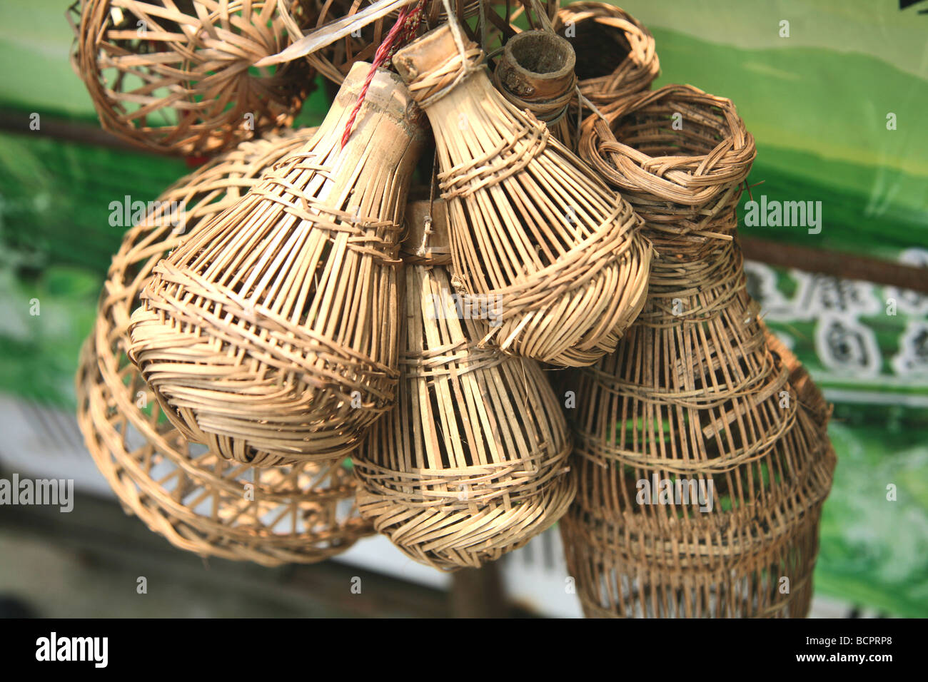 https://c8.alamy.com/comp/BCPRP8/bundle-of-cricket-cage-made-with-bamboo-yangshuo-city-guangxi-province-BCPRP8.jpg