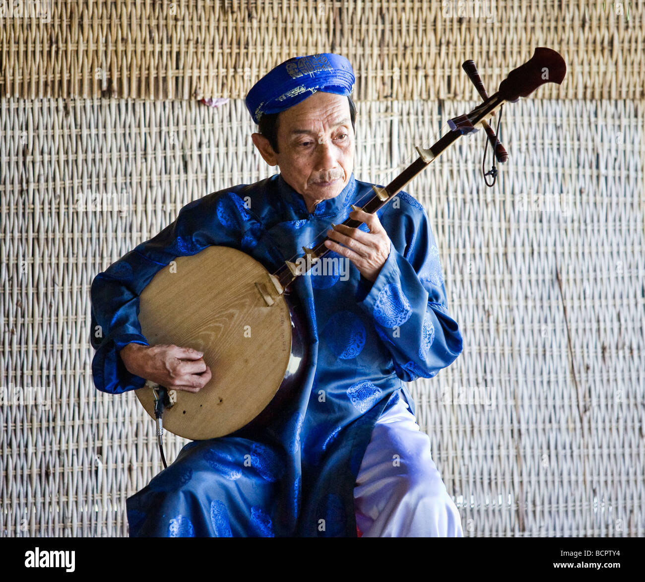 Vietnamese instrument hi-res stock photography and images - Alamy