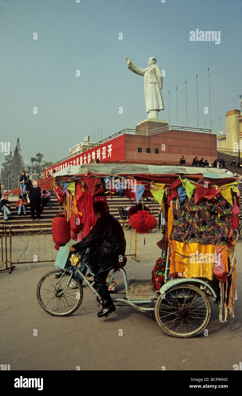 Trishaw driving in front of Mao Tse Tung statue,Chengdu,Sichuan,China Stock Photo