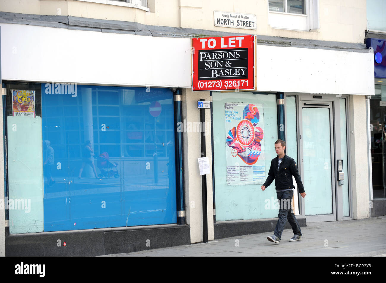 Empty shops to let in brighton's north street Stock Photo Alamy
