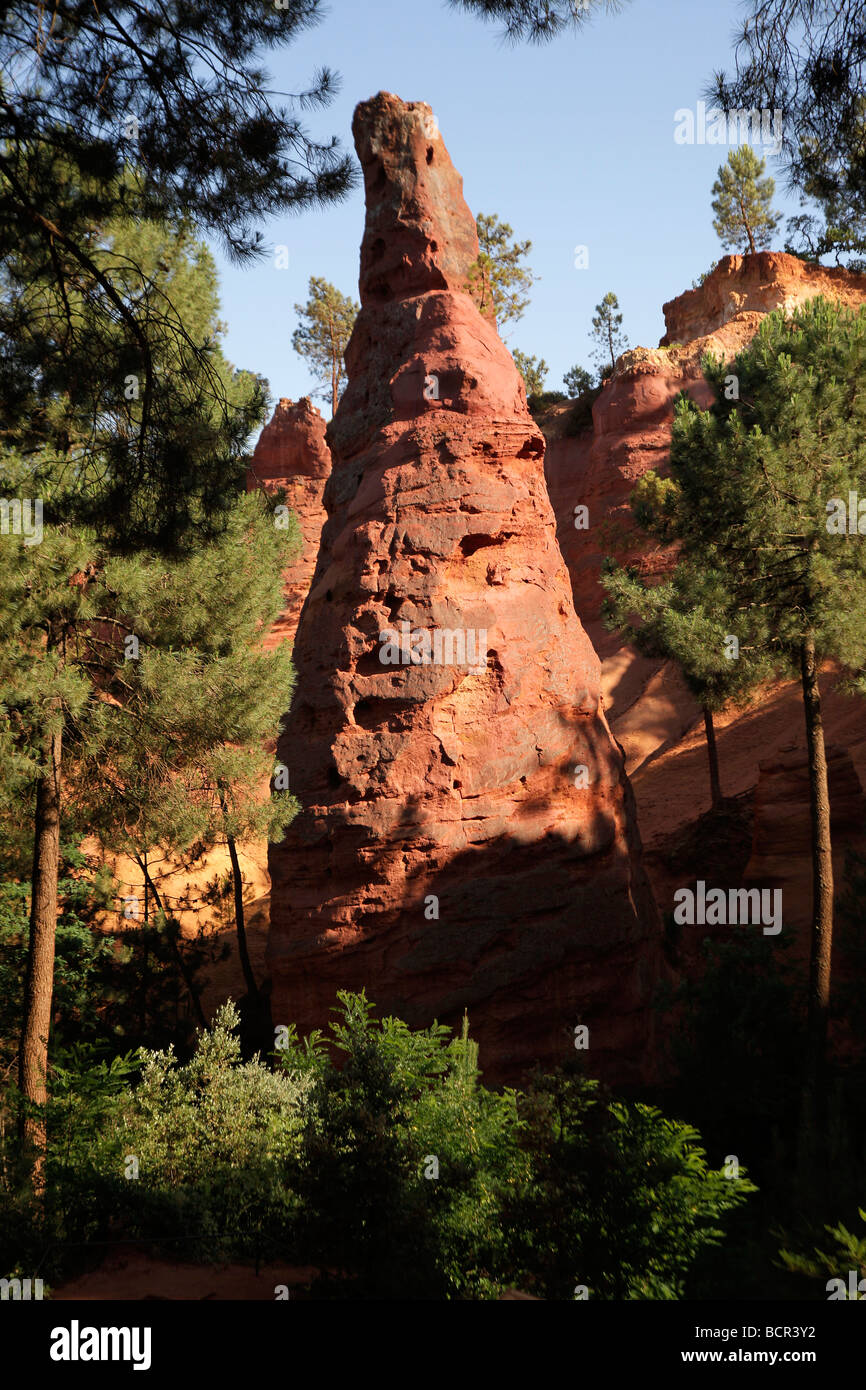 Colourful landscape in southern France: Le Sentier des Ocres, French ochre rocks in Roussillon en Provence Stock Photo