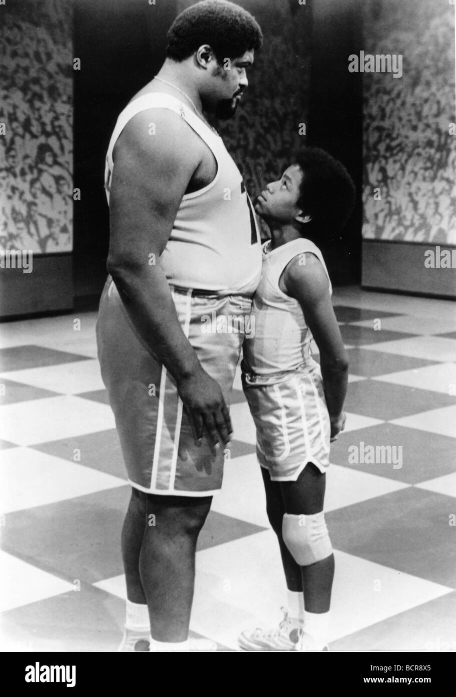 MICHAEL JACKSON  was often featured in comedy sketches on the Jackson Five TV show - here he shapes up to a basketball opponent Stock Photo