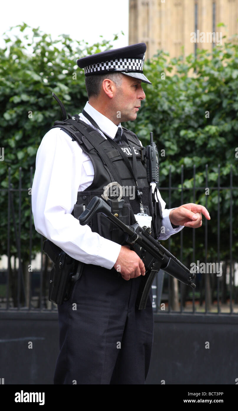 An armed Metropolitan police officer at the House's of Parliament, Westminster, London, England, U.K. Stock Photo