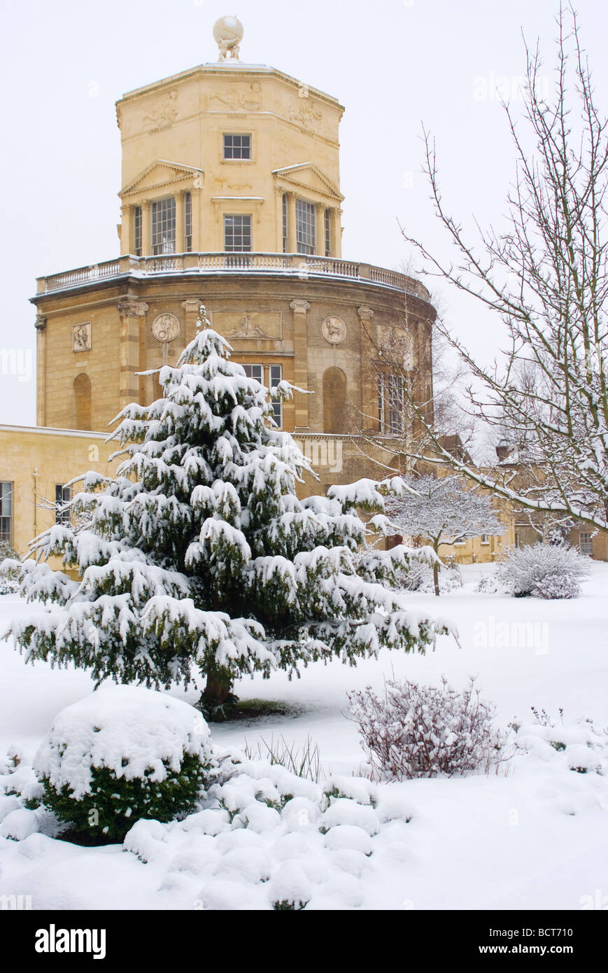 A snow covered Radcliffe Observatory in Green Templeton College, Oxford University Stock Photo